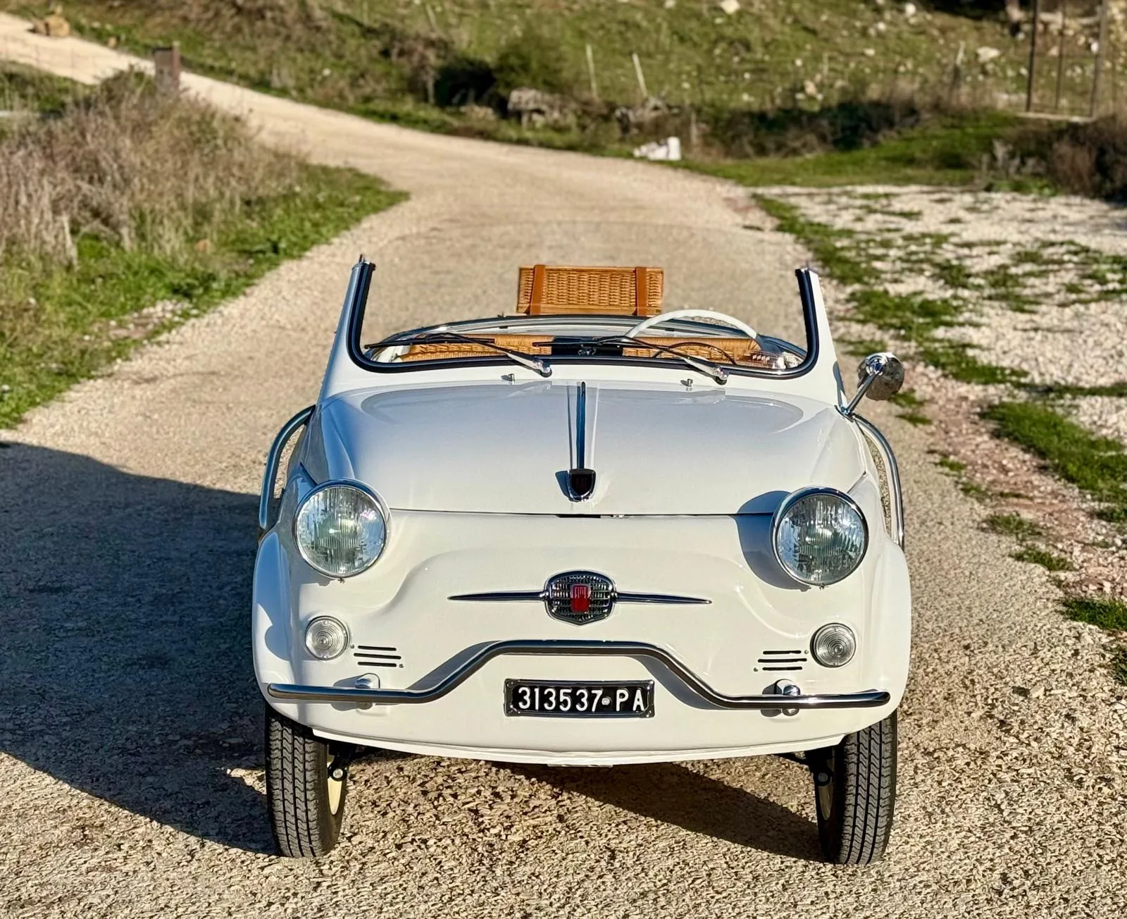 Fiat 500 classica negli interni dell'officina